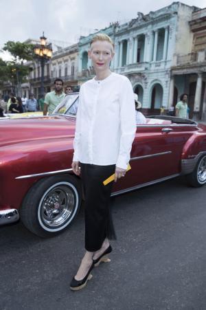 シャネル、キューバを舞台にラガーフェルド流“キューバの正装”でランウエイを飾る【17年クルーズ】