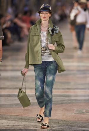 シャネル、キューバを舞台にラガーフェルド流“キューバの正装”でランウエイを飾る【17年クルーズ】