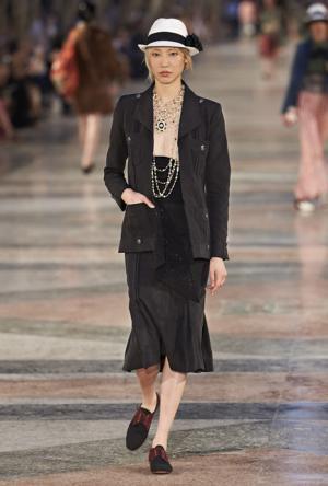 シャネル、キューバを舞台にラガーフェルド流“キューバの正装”でランウエイを飾る【17年クルーズ】