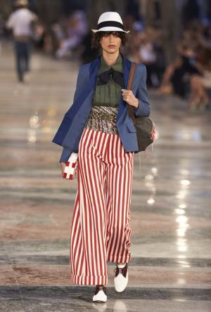 シャネル、キューバを舞台にラガーフェルド流“キューバの正装”でランウエイを飾る【17年クルーズ】