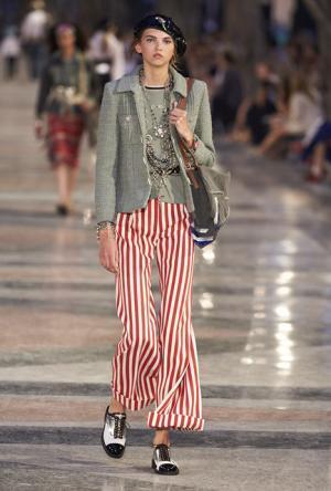 シャネル、キューバを舞台にラガーフェルド流“キューバの正装”でランウエイを飾る【17年クルーズ】