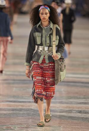 シャネル、キューバを舞台にラガーフェルド流“キューバの正装”でランウエイを飾る【17年クルーズ】