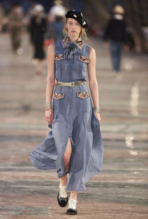 シャネル、キューバを舞台にラガーフェルド流“キューバの正装”でランウエイを飾る【17年クルーズ】