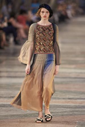 シャネル、キューバを舞台にラガーフェルド流“キューバの正装”でランウエイを飾る【17年クルーズ】