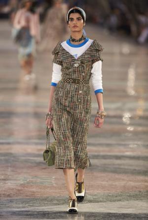 シャネル、キューバを舞台にラガーフェルド流“キューバの正装”でランウエイを飾る【17年クルーズ】