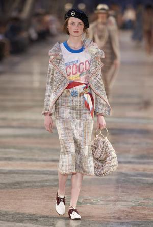 シャネル、キューバを舞台にラガーフェルド流“キューバの正装”でランウエイを飾る【17年クルーズ】