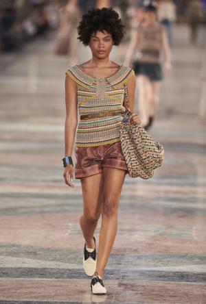 シャネル、キューバを舞台にラガーフェルド流“キューバの正装”でランウエイを飾る【17年クルーズ】