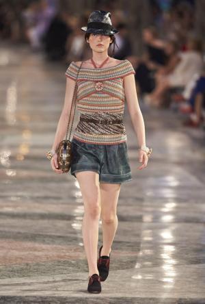 シャネル、キューバを舞台にラガーフェルド流“キューバの正装”でランウエイを飾る【17年クルーズ】