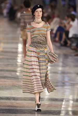 シャネル、キューバを舞台にラガーフェルド流“キューバの正装”でランウエイを飾る【17年クルーズ】