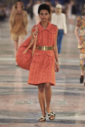 シャネル、キューバを舞台にラガーフェルド流“キューバの正装”でランウエイを飾る【17年クルーズ】