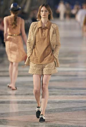 シャネル、キューバを舞台にラガーフェルド流“キューバの正装”でランウエイを飾る【17年クルーズ】