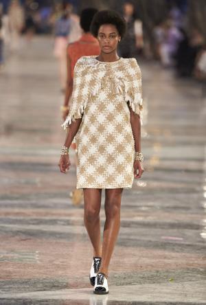 シャネル、キューバを舞台にラガーフェルド流“キューバの正装”でランウエイを飾る【17年クルーズ】