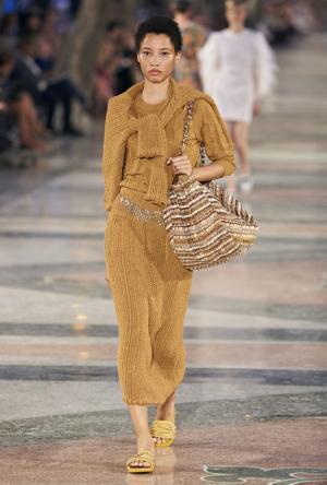 シャネル、キューバを舞台にラガーフェルド流“キューバの正装”でランウエイを飾る【17年クルーズ】