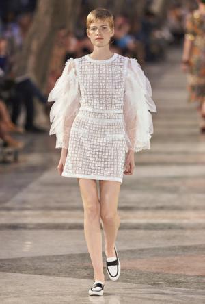 シャネル、キューバを舞台にラガーフェルド流“キューバの正装”でランウエイを飾る【17年クルーズ】