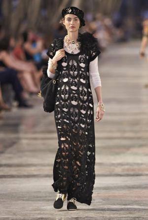 シャネル、キューバを舞台にラガーフェルド流“キューバの正装”でランウエイを飾る【17年クルーズ】