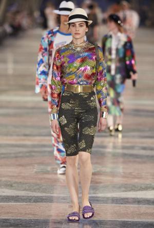 シャネル、キューバを舞台にラガーフェルド流“キューバの正装”でランウエイを飾る【17年クルーズ】