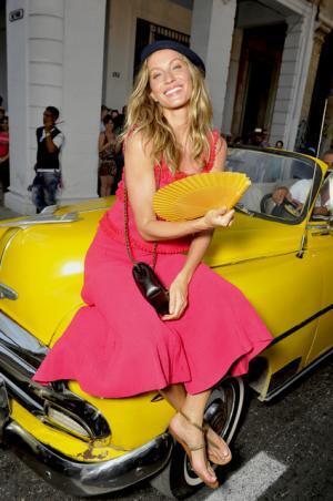 シャネル、キューバを舞台にラガーフェルド流“キューバの正装”でランウエイを飾る【17年クルーズ】