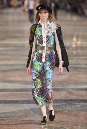 シャネル、キューバを舞台にラガーフェルド流“キューバの正装”でランウエイを飾る【17年クルーズ】