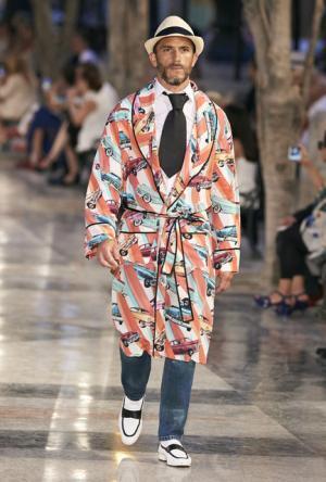 シャネル、キューバを舞台にラガーフェルド流“キューバの正装”でランウエイを飾る【17年クルーズ】