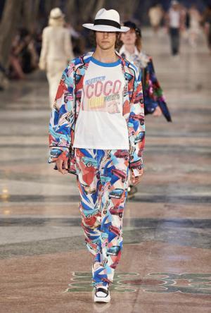 シャネル、キューバを舞台にラガーフェルド流“キューバの正装”でランウエイを飾る【17年クルーズ】