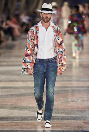 シャネル、キューバを舞台にラガーフェルド流“キューバの正装”でランウエイを飾る【17年クルーズ】