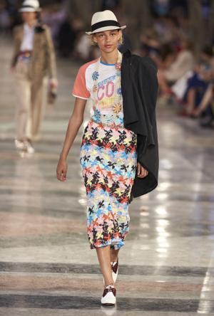 シャネル、キューバを舞台にラガーフェルド流“キューバの正装”でランウエイを飾る【17年クルーズ】