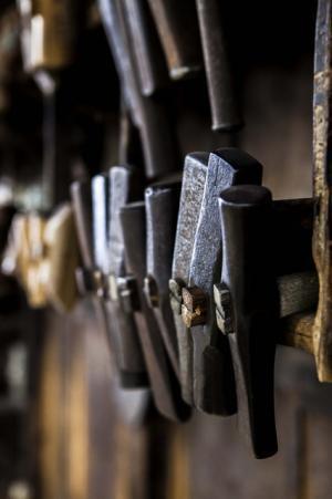 無形文化財の鎚起銅器を手掛ける「玉川堂」が銀座で作品展。江戸から続く“木目金”技法も披露