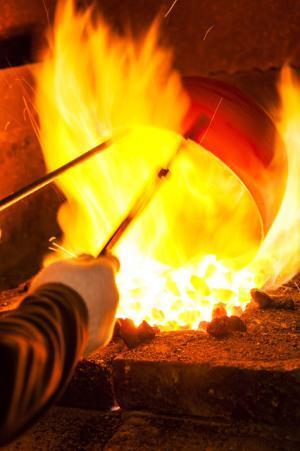 無形文化財の鎚起銅器を手掛ける「玉川堂」が銀座で作品展。江戸から続く“木目金”技法も披露