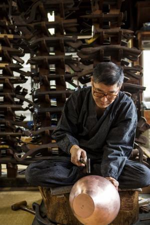 無形文化財の鎚起銅器を手掛ける「玉川堂」が銀座で作品展。江戸から続く“木目金”技法も披露