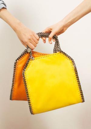 ステラ マッカートニーのオリジナルコンテンツ「Double Act」。最新作はロンドン出身の姉妹デュオがスタイリング披露