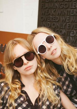 ステラ マッカートニーのオリジナルコンテンツ「Double Act」。最新作はロンドン出身の姉妹デュオがスタイリング披露