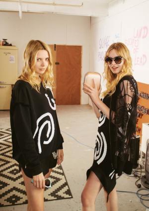 ステラ マッカートニーのオリジナルコンテンツ「Double Act」。最新作はロンドン出身の姉妹デュオがスタイリング披露