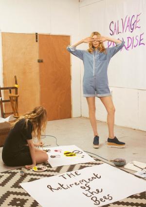 ステラ マッカートニーのオリジナルコンテンツ「Double Act」。最新作はロンドン出身の姉妹デュオがスタイリング披露