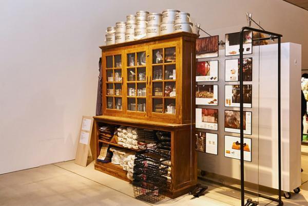 21_21で雑多に雑貨を並べた「雑貨展」が開催中、普段は作り手の深澤直人が選び手に