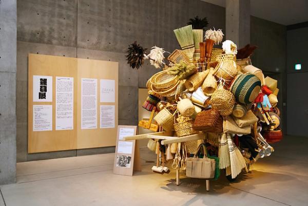 21_21で雑多に雑貨を並べた「雑貨展」が開催中、普段は作り手の深澤直人が選び手に