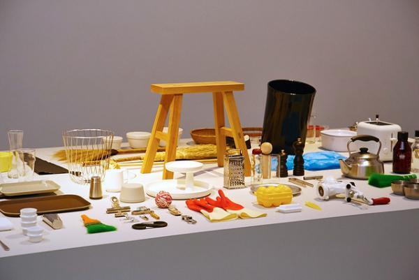 21_21で雑多に雑貨を並べた「雑貨展」が開催中、普段は作り手の深澤直人が選び手に