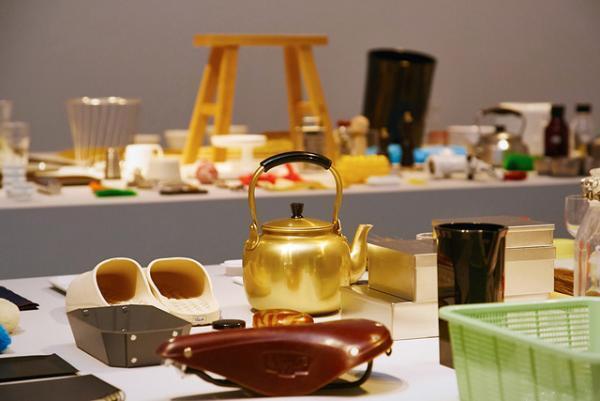 21_21で雑多に雑貨を並べた「雑貨展」が開催中、普段は作り手の深澤直人が選び手に