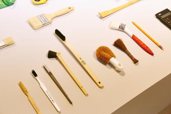 21_21で雑多に雑貨を並べた「雑貨展」が開催中、普段は作り手の深澤直人が選び手に