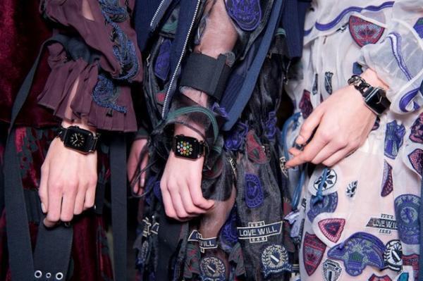 サカイ、Apple Watch専用ストラップを新宿伊勢丹で先行発売