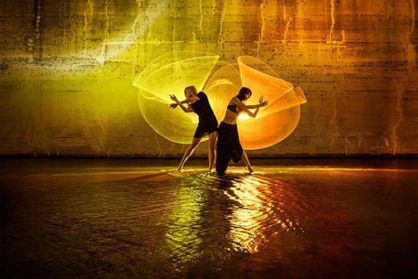 CG一切なし！大地と夜景をキャンバスに描く神々しい“ライト・ペインティング”