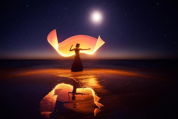 CG一切なし！大地と夜景をキャンバスに描く神々しい“ライト・ペインティング”