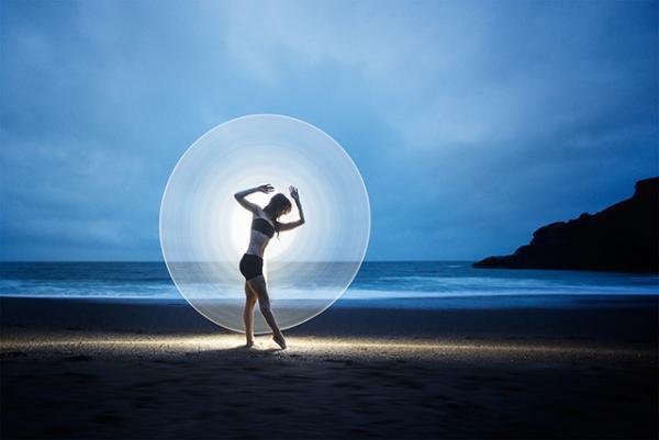 CG一切なし！大地と夜景をキャンバスに描く神々しい“ライト・ペインティング”