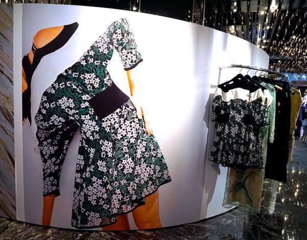 mameの黒河内真衣子、新宿伊勢丹で “ニューメキシコの夢”を服で表現。白緑の刺繍ドレスやブラウスの限定品も