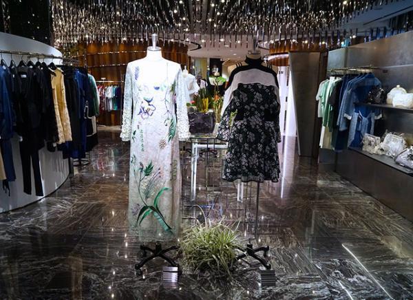 mameの黒河内真衣子、新宿伊勢丹で “ニューメキシコの夢”を服で表現。白緑の刺繍ドレスやブラウスの限定品も