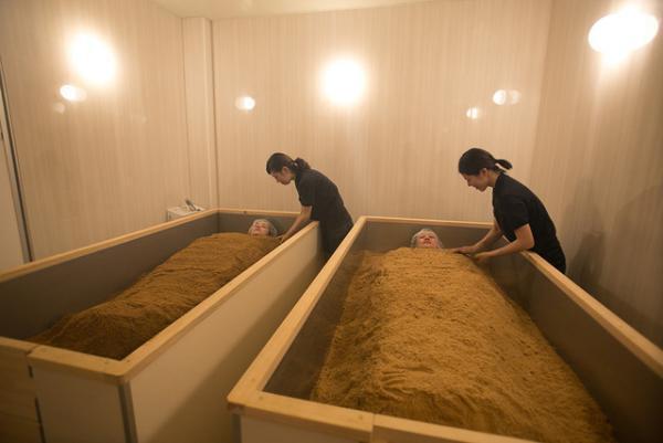 【サスティナブルな社会科見学】手作業で生まれた天然ヒノキパウダーで身体を芯から温める酵素浴に。循環する木の物語--vol.4