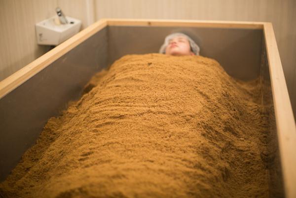 【サスティナブルな社会科見学】手作業で生まれた天然ヒノキパウダーで身体を芯から温める酵素浴に。循環する木の物語--vol.4