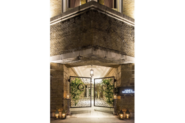 姫路の歴史的洋館を一般開放、ライトアップした幻想的な“大人のビアガーデン”がオープン