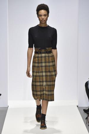 マーガレット・ハウエル、キャメルとブラックを基調としたコレクション【2016-17秋冬ウィメンズ】