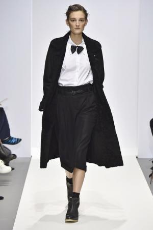 マーガレット・ハウエル、キャメルとブラックを基調としたコレクション【2016-17秋冬ウィメンズ】