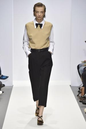 マーガレット・ハウエル、キャメルとブラックを基調としたコレクション【2016-17秋冬ウィメンズ】